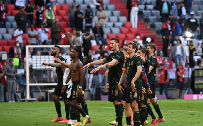 Bayerns Spieler feiern nach der fulminanten Partie den Sieg gemeinsam mit den Fans. Foto: Sven Hoppe/dpa