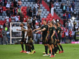 Bayerns Spieler feiern nach der fulminanten Partie den Sieg gemeinsam mit den Fans. Foto: Sven Hoppe/dpa Bayerns Spieler feiern nach der fulminanten Partie den Sieg gemeinsam mit den Fans. Foto: Sven Hoppe/dpa