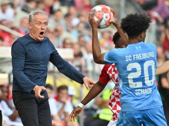 Freiburgs Trainer Christian Streich (l) recht sich bei einer Szene im Spiel beim FSV Mainz auf. Foto: Torsten Silz/dpa Freiburgs Trainer Christian Streich (l) recht sich bei einer Szene im Spiel beim FSV Mainz auf. Foto: Torsten Silz/dpa