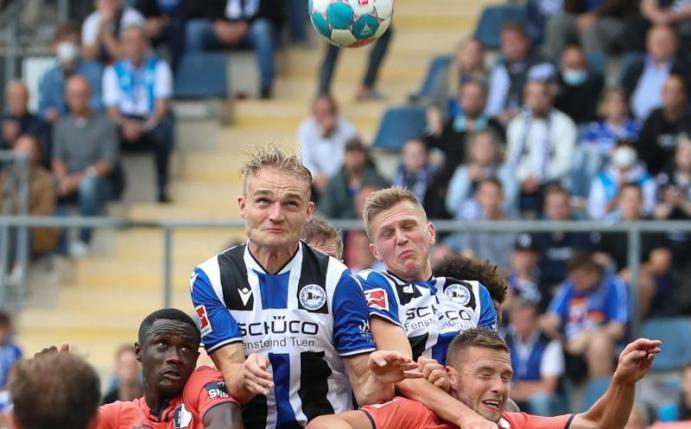 Arminia Bielefeld konnte sich daheim gegen die TSG 1899 Hoffenheim behaupten. Foto: Friso Gentsch/dpa