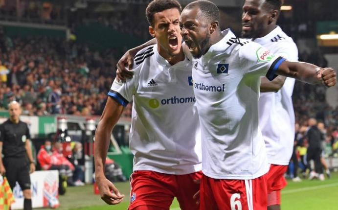 Die Spieler des Hamburger SV feiern den 2:0-Sieg beim Erzrivalen Werder Bremen. Foto: Carmen Jaspersen/dpa
