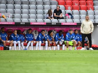 Bochums Trainer Thomas Reis (r) verfolgt wie seine Mannschaft ein Tor nach dem anderen kassiert. Foto: Sven Hoppe/dpa Bochums Trainer Thomas Reis (r) verfolgt wie seine Mannschaft ein Tor nach dem anderen kassiert. Foto: Sven Hoppe/dpa