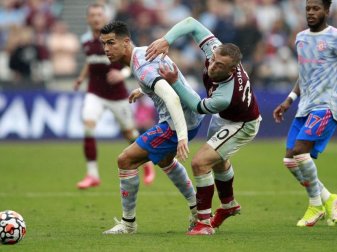 Cristiano Ronaldo (l) durfte auch gegen West Ham jubeln. Foto: Ian Walton/AP/dpa Cristiano Ronaldo (l) durfte auch gegen West Ham jubeln. Foto: Ian Walton/AP/dpa