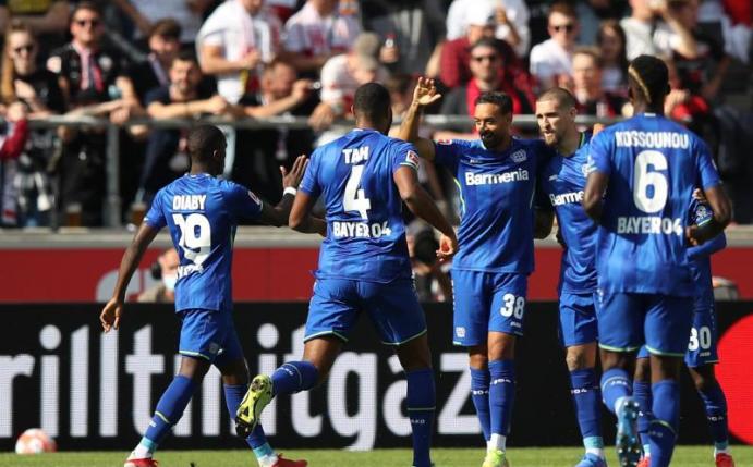 Bayer Leverkusen konnte sich trotz langer Unterzahl in Stuttgart durchsetzen. Foto: Tom Weller/dpa
