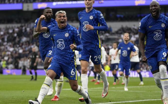 Chelseas Thiago Silva (2.v.l) feiert sein Führungstor in Tottenham. Foto: Matt Dunham/AP/dpa