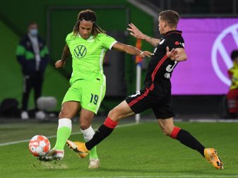 Wolfsburgs Kevin Mbabu (l) im Zweikampf mit Frankfurts Erik Durm. Foto: Swen Pförtner/dpa Wolfsburgs Kevin Mbabu (l) im Zweikampf mit Frankfurts Erik Durm. Foto: Swen Pförtner/dpa