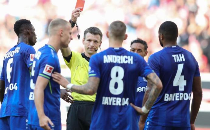 Leverkusen spielte nach einem Platzverweis von Robert Andrich (M) lange Zeit in Unterzahl. Foto: Tom Weller/dpa