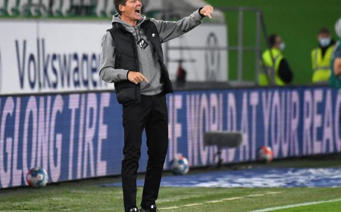 Frankfurts Trainer Oliver Glasner gestikuliert am Spielfeldrand. Foto: Swen Pförtner/dpa