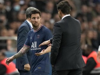 Lionel Messi (l) wurde von PSG-Trainer Mauricio Pochettino ausgewechselt. Foto: Francois Mori/AP/dpa Lionel Messi (l) wurde von PSG-Trainer Mauricio Pochettino ausgewechselt. Foto: Francois Mori/AP/dpa