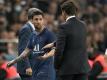 Lionel Messi (l) wurde von PSG-Trainer Mauricio Pochettino ausgewechselt. Foto: Francois Mori/AP/dpa