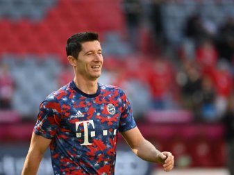 Bayern-Stürmer Robert Lewandowski bekommt den «Goldenen Schuh». Foto: Sven Hoppe/dpa Bayern-Stürmer Robert Lewandowski bekommt den «Goldenen Schuh». Foto: Sven Hoppe/dpa