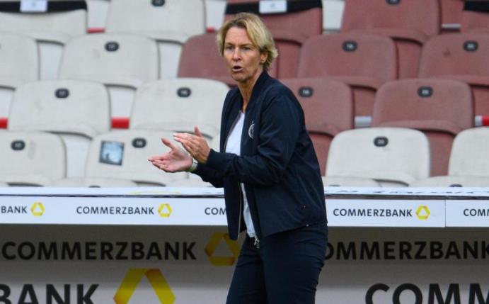Bundestrainerin Martina Voss-Tecklenburg freut sich über die Einschaltquote. Foto: Robert Michael/dpa-Zentralbild/dpa