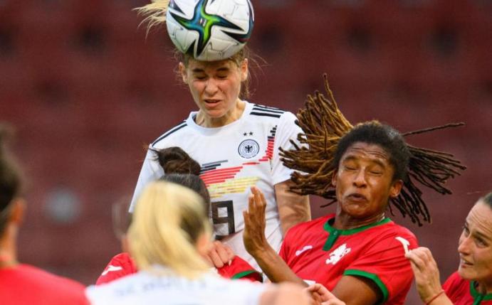 Das Team der DFB-Frauen ist mit vielen jungen Talenten gesegnet: Jule Brand (M) setzt sich im Kampf um den Ball durch. Foto: Robert Michael/dpa-Zentralbild/dpa