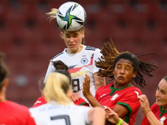 Das Team der DFB-Frauen ist mit vielen jungen Talenten gesegnet: Jule Brand (M) setzt sich im Kampf um den Ball durch. Foto: Robert Michael/dpa-Zentralbild/dpa Das Team der DFB-Frauen ist mit vielen jungen Talenten gesegnet: Jule Brand (M) setzt sich im Kampf um den Ball durch. Foto: Robert Michael/dpa-Zentralbild/dpa