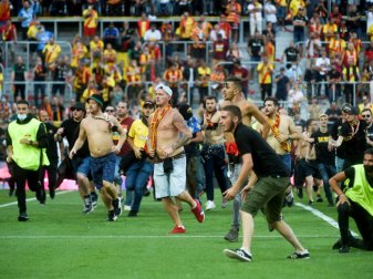 Nach Platzsturm: RC Lens muss vor leeren Rängen spielen Nach Platzsturm: RC Lens muss vor leeren Rängen spielen