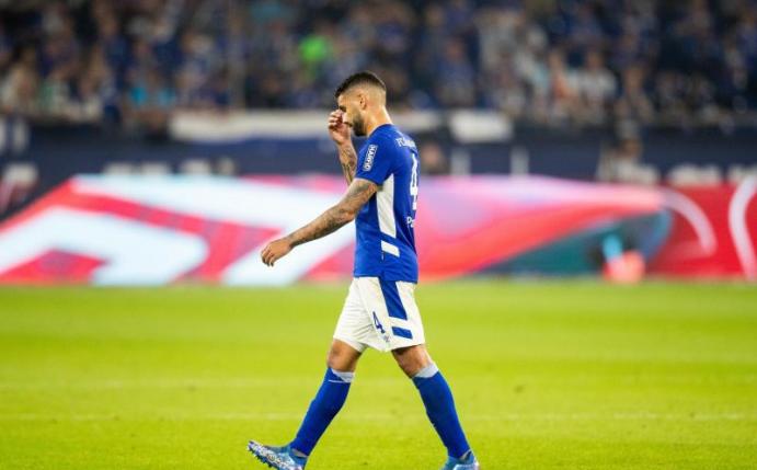 Schalkes Victor Palsson verlässt nach einer Roten Karte das Spielfeld. Foto: Marcel Kusch/dpa