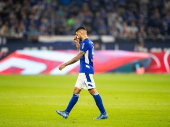 Schalkes Victor Palsson verlässt nach einer Roten Karte das Spielfeld. Foto: Marcel Kusch/dpa Schalkes Victor Palsson verlässt nach einer Roten Karte das Spielfeld. Foto: Marcel Kusch/dpa
