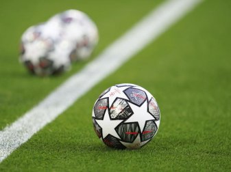 Die UEFA soll die Sanktionsdrohungen gegen die Gründungsmitglieder der umstrittenen Superliga zurückzunehmen. Foto: Jon Super/AP/dpa