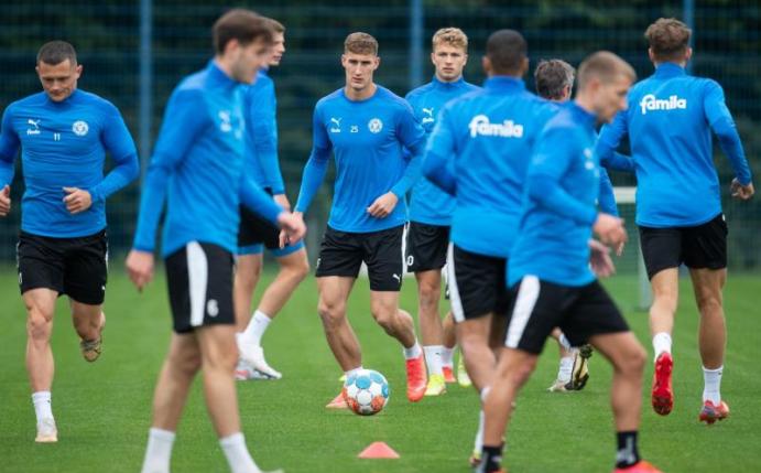 Die Mannschaft von Holstein Kiel braucht einen neuen Cheftrainer. Foto: Daniel Reinhardt/dpa