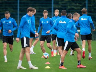 Die Mannschaft von Holstein Kiel braucht einen neuen Cheftrainer. Foto: Daniel Reinhardt/dpa Die Mannschaft von Holstein Kiel braucht einen neuen Cheftrainer. Foto: Daniel Reinhardt/dpa