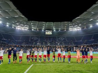 Die HSV-Spieler könnten unter 2G-Bedingungen wieder im einen voll ausgelastetenn Stadion spielen. Foto: Axel Heimken/dpa Die HSV-Spieler könnten unter 2G-Bedingungen wieder im einen voll ausgelastetenn Stadion spielen. Foto: Axel Heimken/dpa
