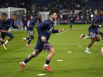 hat sich im Spiel gegen Olympique Lyon eine Blessur im linken Knie zugezogen: Lionel Messi (M). Foto: Francois Mori/AP/dpa hat sich im Spiel gegen Olympique Lyon eine Blessur im linken Knie zugezogen: Lionel Messi (M). Foto: Francois Mori/AP/dpa