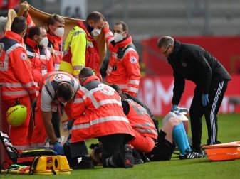 Mediziner versorgen Linienrichterin Helen Byrne, das Spiel ist unterbrochen. Foto: Hendrik Schmidt/dpa-Zentralbild/dpa