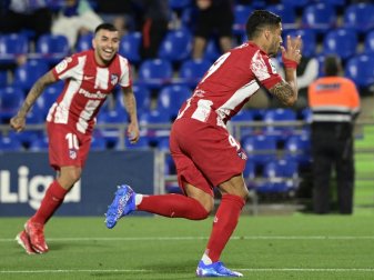 Luis Suarez (r.) feiert sein zweites Tor Luis Suarez (r.) feiert sein zweites Tor