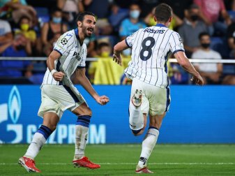 Robin Gosens (r.) freut sich über sein Tor Robin Gosens (r.) freut sich über sein Tor