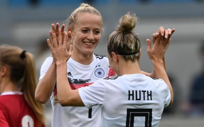 Empfiehlt sich mit ihren vier Toren gegen Serbien für die EM in England: Lea Schüller (l) feiert das 4:1 mit Svenja Huth. Foto: Hendrik Schmidt/dpa-Zentralbild/ZB