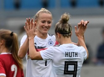Empfiehlt sich mit ihren vier Toren gegen Serbien für die EM in England: Lea Schüller (l) feiert das 4:1 mit Svenja Huth. Foto: Hendrik Schmidt/dpa-Zentralbild/ZB Empfiehlt sich mit ihren vier Toren gegen Serbien für die EM in England: Lea Schüller (l) feiert das 4:1 mit Svenja Huth. Foto: Hendrik Schmidt/dpa-Zentralbild/ZB