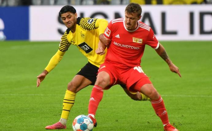 Unions Max Kruse (r) im Zweikampf mit Dortmunds Mahmoud Dahoud. Foto: Bernd Thissen/dpa