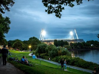 Fans auf dem Weg zum beleuchteten Weserstadion. Foto: Sina Schuldt/dpa Fans auf dem Weg zum beleuchteten Weserstadion. Foto: Sina Schuldt/dpa