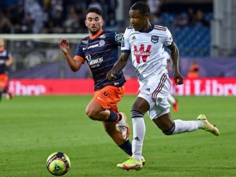 Bordeaux-Stürmer Samuel Kalu (r) im Laufduell mit Montpelliers Jordan Ferri. Foto: Pascal Guyot/AFP/dpa Bordeaux-Stürmer Samuel Kalu (r) im Laufduell mit Montpelliers Jordan Ferri. Foto: Pascal Guyot/AFP/dpa
