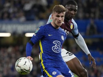 Chelseas Timo Werner (l) und Aston Villas Kortney Hause kämpfen um den Ball. Foto: Frank Augstein/AP/dpa