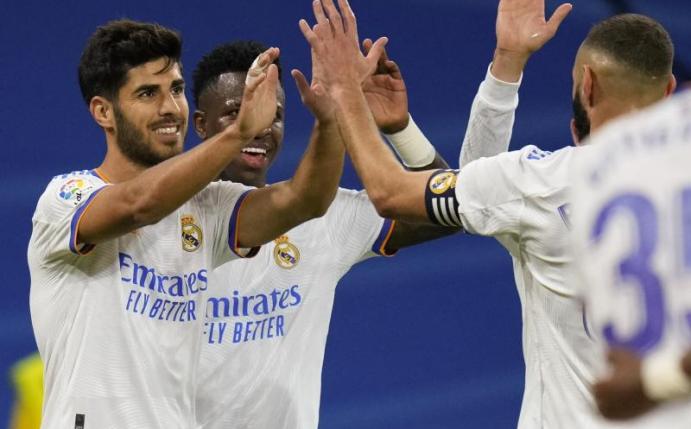 Marco Asensio (l) von Real Madrid jubelt nach dem zweiten Tor seiner Mannschaft. Foto: Manu Fernandez/AP/dpa