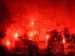 Fans von Marseille zünden Pyrotechnik während des Spiels in Angers. Nach dem Spiel gingen die Anhänger beider Clubs aufeinander los. Foto: Jean-Francois Monier/AFP/dpa