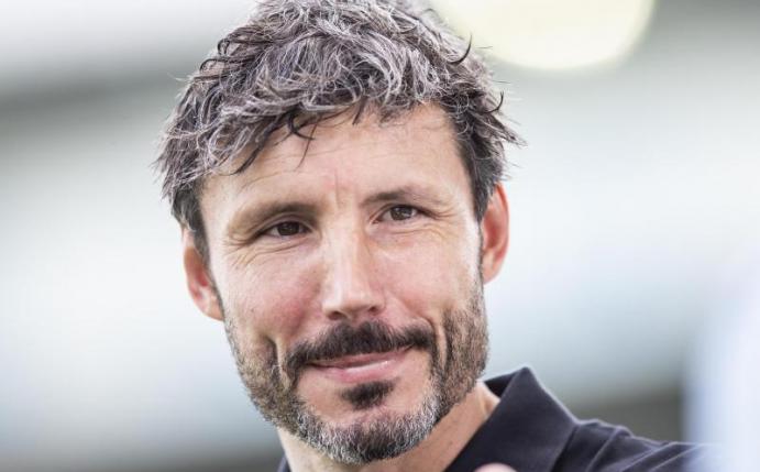 Wolfsburgs Trainer Mark van Bommel will Hoffenheim nicht unterschätzen. Foto: Tom Weller/dpa