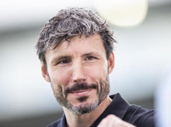 Wolfsburgs Trainer Mark van Bommel will Hoffenheim nicht unterschätzen. Foto: Tom Weller/dpa Wolfsburgs Trainer Mark van Bommel will Hoffenheim nicht unterschätzen. Foto: Tom Weller/dpa