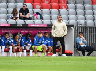 Hat an der 0:7-Niederlage gegen Bayern München zu knabbern: Bochums Trainer Thomas Reis. Foto: Sven Hoppe/dpa Hat an der 0:7-Niederlage gegen Bayern München zu knabbern: Bochums Trainer Thomas Reis. Foto: Sven Hoppe/dpa