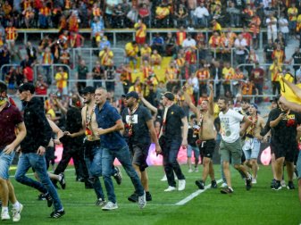 Erste Sanktionen nach Platzsturm der Lens-Anhänger Erste Sanktionen nach Platzsturm der Lens-Anhänger