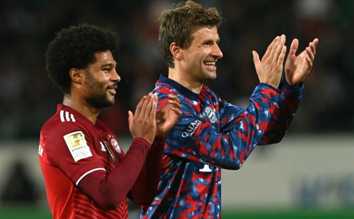 Serge Gnabry (l.) und Thomas Müller