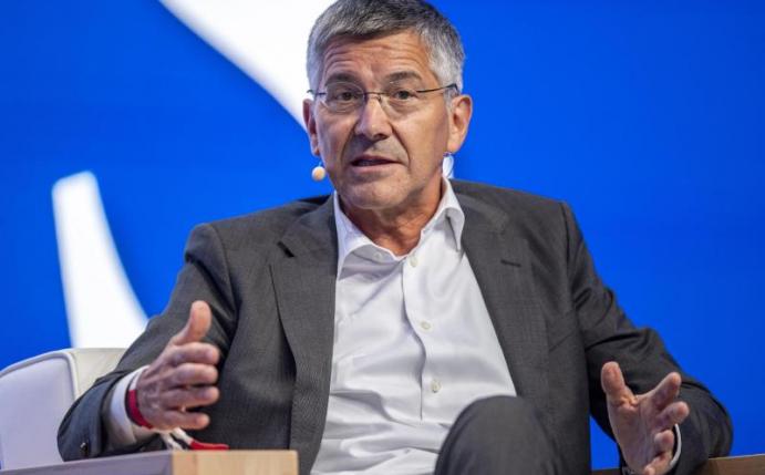 Herbert Hainer, Präsident des FC Bayern München.Spielergehältern: «Kann nicht gesund sein»). Foto: David Inderlied/dpa