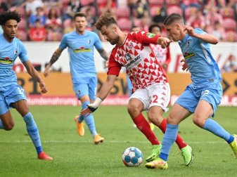 Der Mainzer Alexander Hack (M) wurde positiv auf das Coronavirus getestet. Foto: Torsten Silz/dpa
