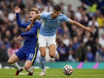 Chelseas Timo Werner (l) wird von Ruben Dias von Manchester City zu Fall gebracht. Foto: Alastair Grant/AP/dpa Chelseas Timo Werner (l) wird von Ruben Dias von Manchester City zu Fall gebracht. Foto: Alastair Grant/AP/dpa