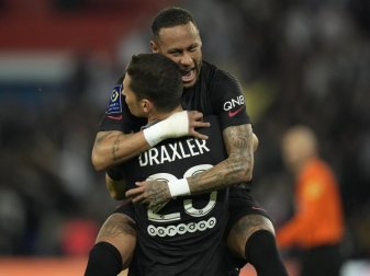 Julian Draxler und Neymar bejubeln das 2:0. Foto: Christophe Ena/AP/dpa Julian Draxler und Neymar bejubeln das 2:0. Foto: Christophe Ena/AP/dpa