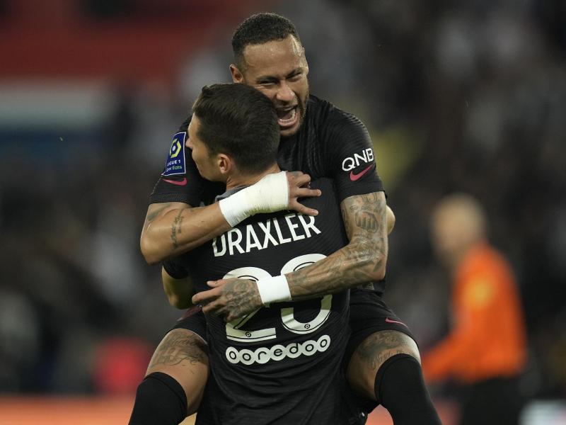 Julian Draxler und Neymar bejubeln das 2:0. Foto: Christophe Ena/AP/dpa