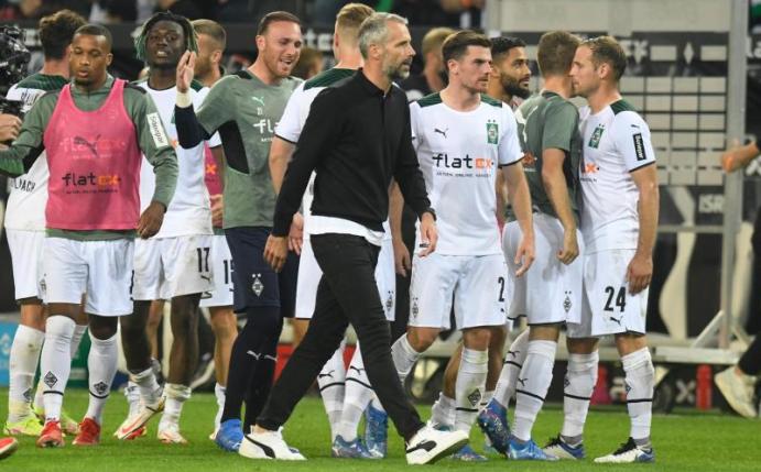 Dortmund-Trainer Marco Rose (M) ging bei seiner Rückkehr nach Mönchengladbach als Verlierer vom Platz. Foto: Bernd Thissen/dpa