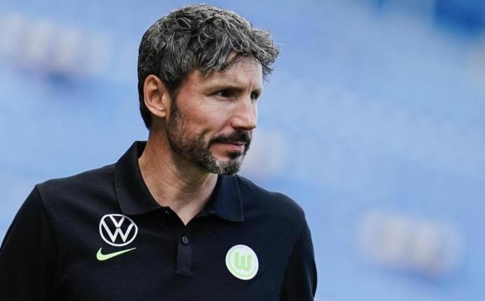 Will den VfL Wolfsburg in der Spitze etablieren: Trainer Mark van Bommel. Foto: Uwe Anspach/dpa