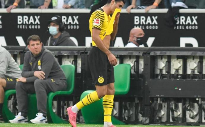 Dortmunds Mahmoud Dahoud geht nach der Roten Karte vom Platz. Foto: Bernd Thissen/dpa